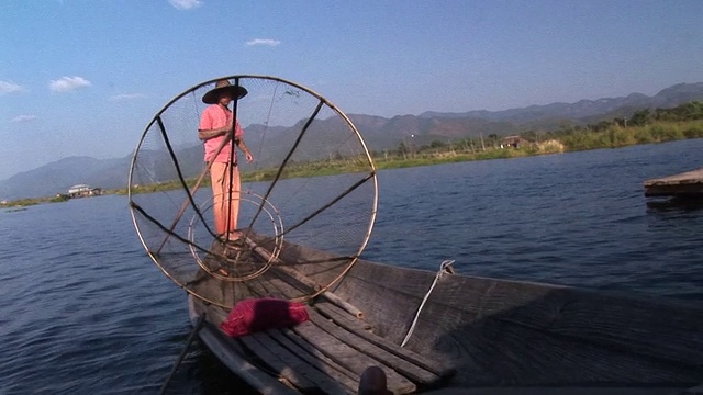 缅甸Inle湖上的单腿划艇HDV233视频素材