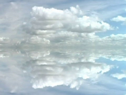 在多云的天空中飞行视频素材