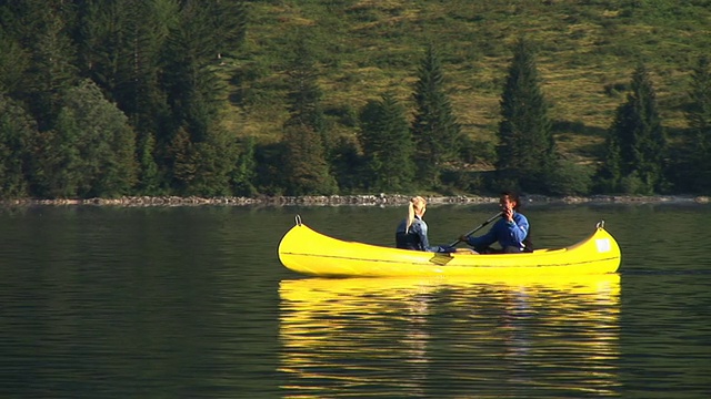 HD:湖中泛舟的浪漫视频素材