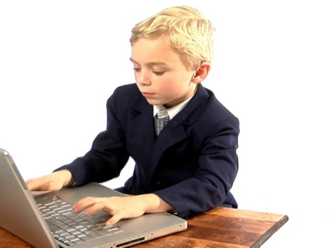 男孩坐在电脑前视频下载