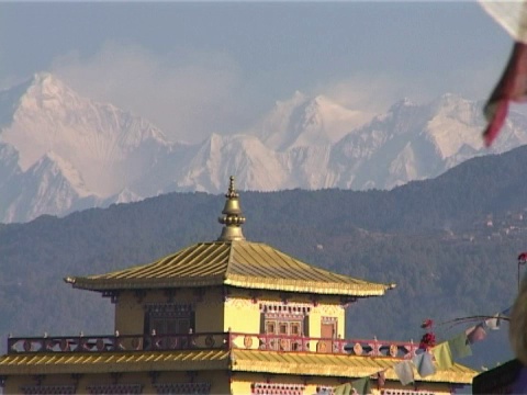 西藏寺庙，加德满都，尼泊尔，有雪山喜马拉雅山和经幡视频下载
