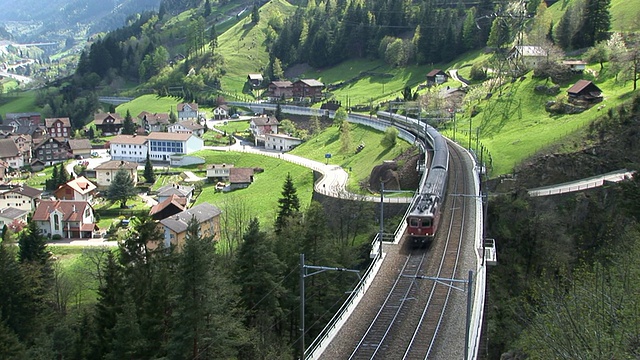 瑞士列车在圣哥达路线上运行视频素材