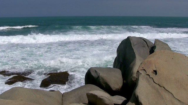 高清:岩石海滩视频下载