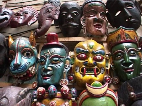 尼泊尔，手工面具，加德满都市场摊位视频下载