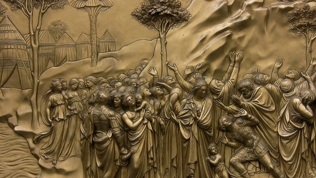 佛罗伦萨洗礼堂门上的宗教青铜壁画视频素材