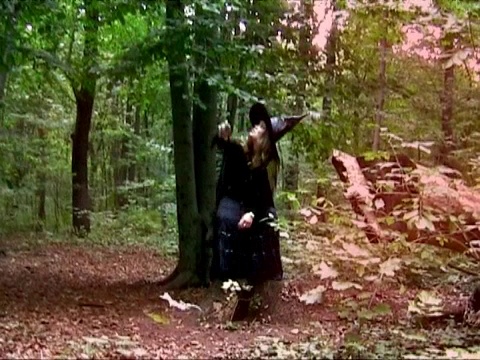 可怕的女巫在黑暗的森林里施展魔法视频下载