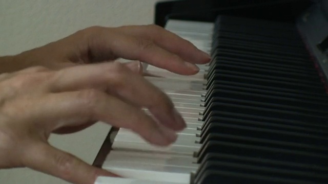 用钢琴演奏音乐视频素材
