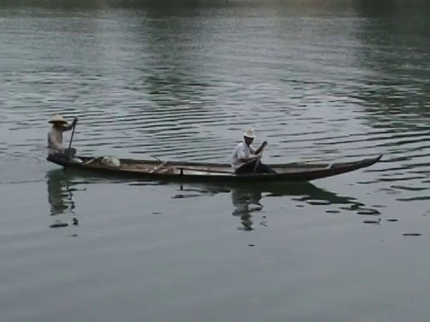 越南男人和女人在舢板上视频下载