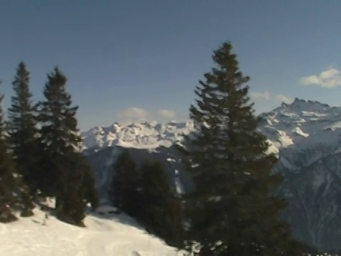 滑雪缆车的观点视频素材