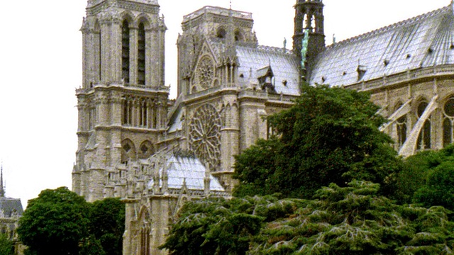 从塞纳河到巴黎圣母院的高清摇摄视频素材