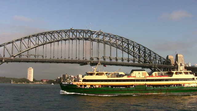 澳大利亚悉尼。海港大桥和曼利渡轮。视频下载