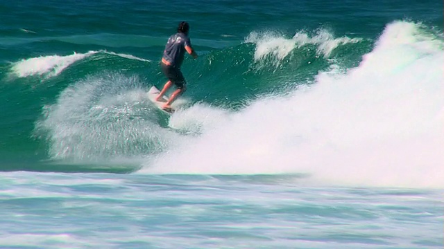 在澳大利亚，一名冲浪者在海浪中划入桶中。视频素材