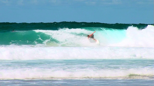 澳大利亚海浪与冲浪者骑视频素材