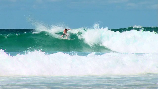 澳大利亚的大浪，冲浪者在脸上雕刻视频素材