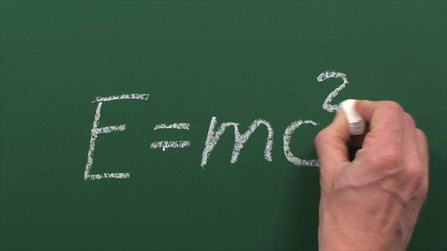 爱因斯坦的公式E=mc2写在Greenboard上视频素材