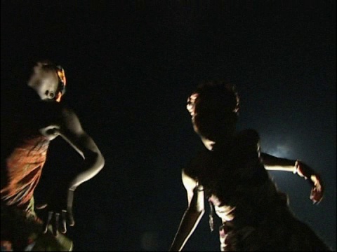 非洲，女人在月光下跳舞。视频素材