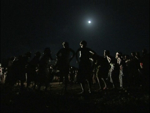 非洲，女人在月光下跳舞。视频下载