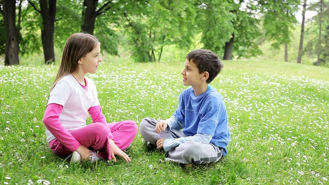 友好的孩子们在公园里讨论。视频下载