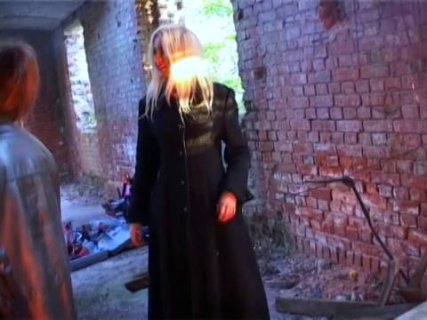 妇女们穿着黑色的短制服在火上视频下载