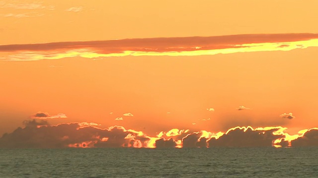 在海洋和云层上的日出延时视频素材