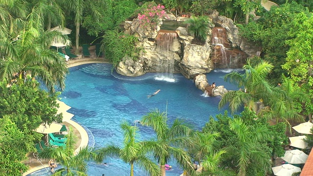 豪华度假村的游泳池和水疗中心视频下载