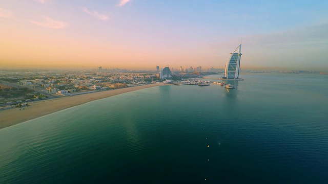 空中美丽的朱美拉海滩与Burj Al Arab酒店视频素材