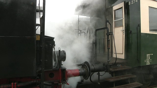 VSM列车由蒸汽加热，蒸汽来自机车视频下载