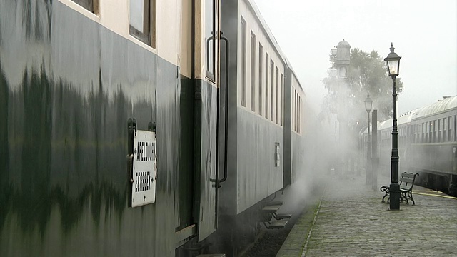 VSM列车由蒸汽加热，蒸汽来自机车视频素材