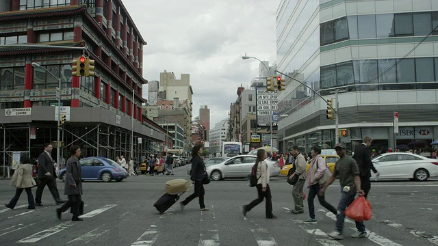 在纽约，行人在闯红灯时穿过人行横道视频下载