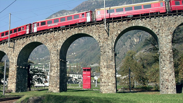 布鲁修螺旋高架桥上的雷特铁路列车视频素材