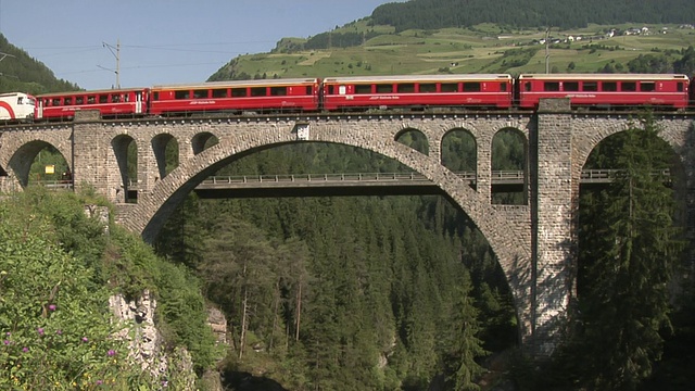 火车穿过索利斯高架桥视频素材