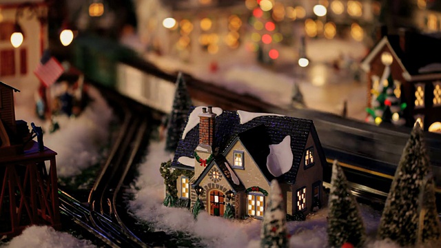 可循环的夜晚圣诞冬季仙境村玩具火车(视频)视频下载