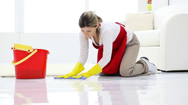 清洁工在用抹布擦地板。视频下载