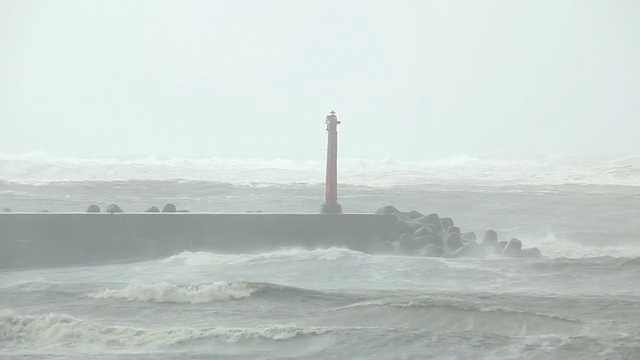 飓风中的红色灯塔视频素材