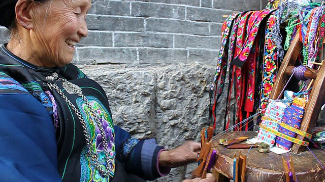 苗族老太太传统织布，中枪视频素材