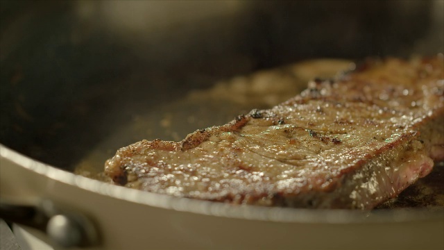 在平底锅中煎炸的一块肉视频下载