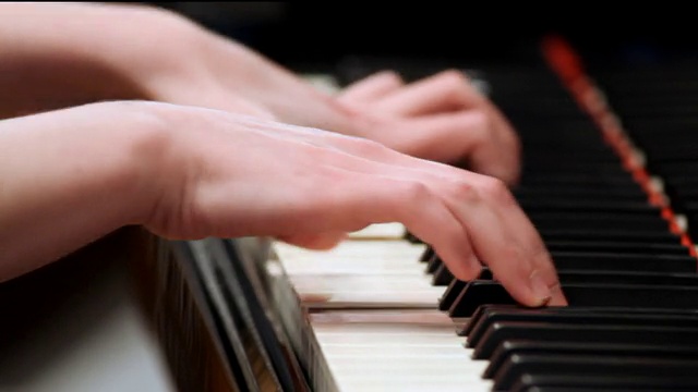 年轻女子弹钢琴视频下载