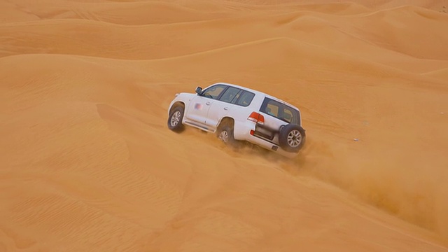 一辆行驶在沙丘上的汽车视频素材