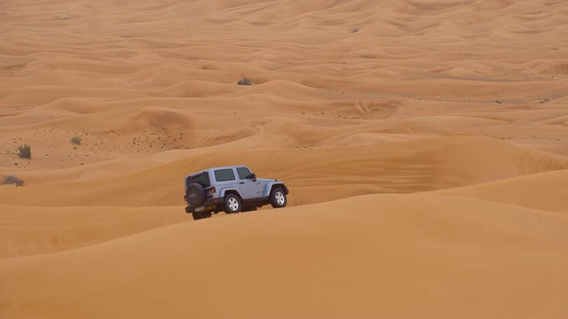 一辆行驶在沙丘上的汽车视频下载