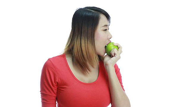 吃青苹果的女人视频素材