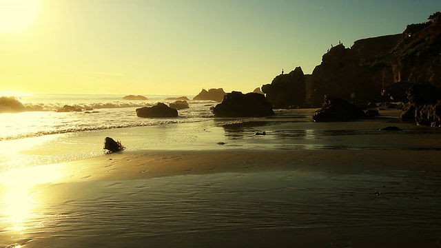 日落前的岩石海滩视频素材