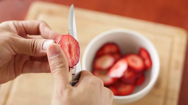 手切草莓视频素材