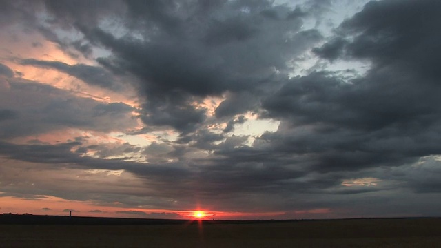 高清紫罗兰戏剧性的云在日落视频下载