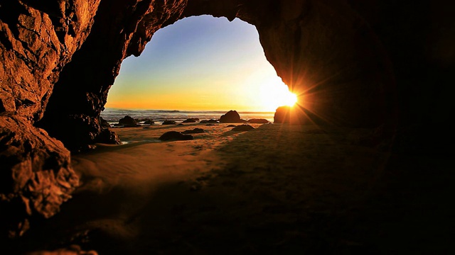 海滩洞的阳光视频素材
