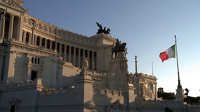 维托里奥·埃马努埃莱纪念碑意大利罗马国旗视频下载