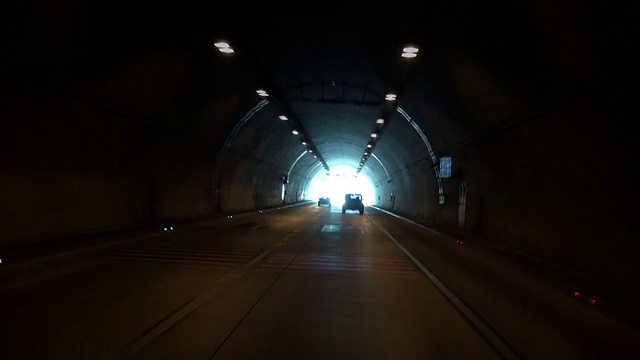 隧道内的交通(黑暗)视频素材
