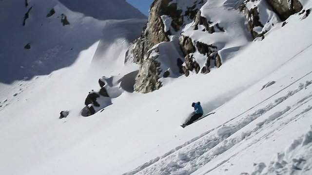 滑雪板上骑着刚下过的雪视频素材