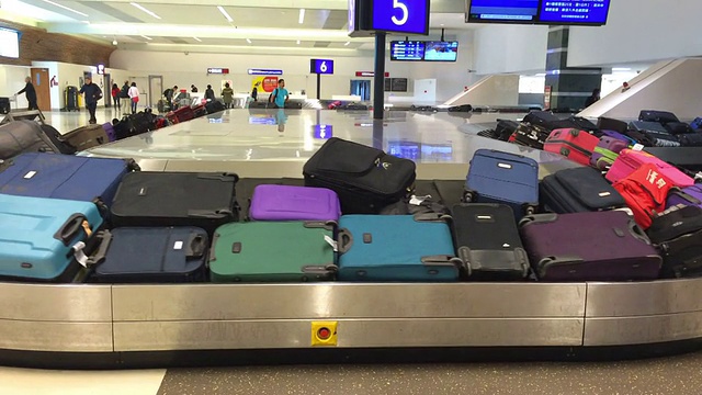 到达机场后，行李放在行李传送带上视频下载