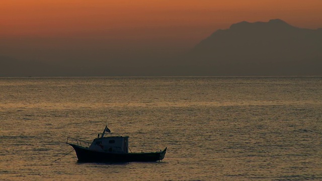 阿马尔菲海岸的地中海渔船黎明与山脉视频下载
