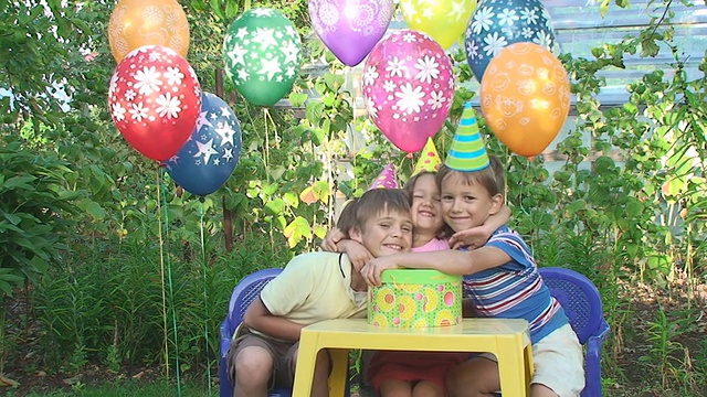 三个戴着派对帽的孩子在一起很开心视频素材